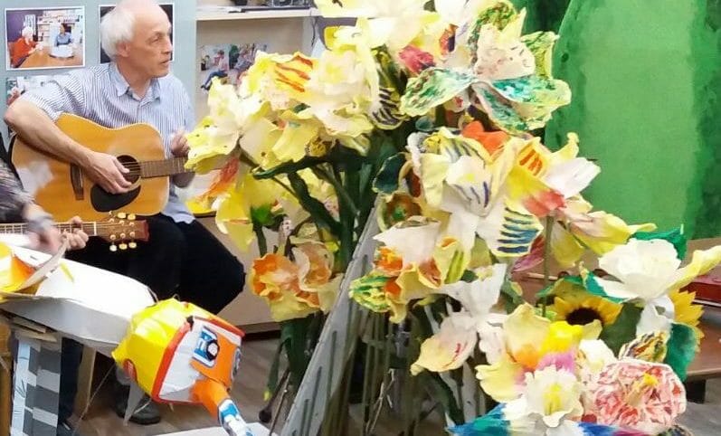 bloemenpiramide en coniferen