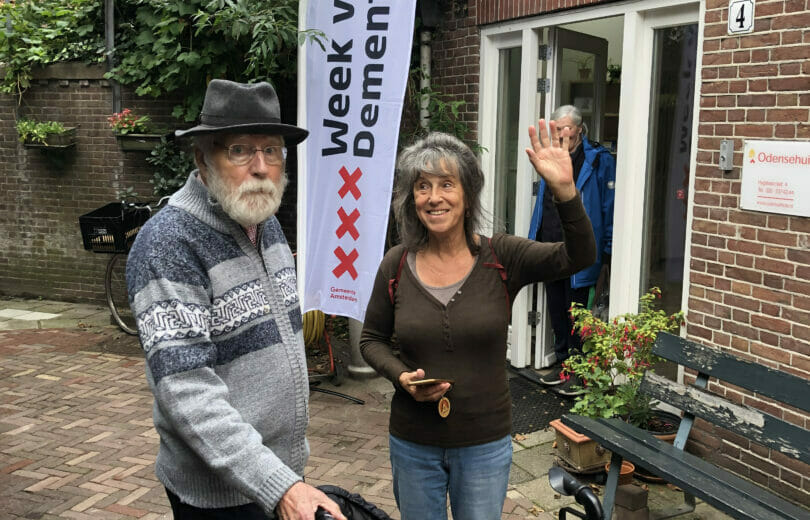 Henk en Rebecca met banier Week van Dementie