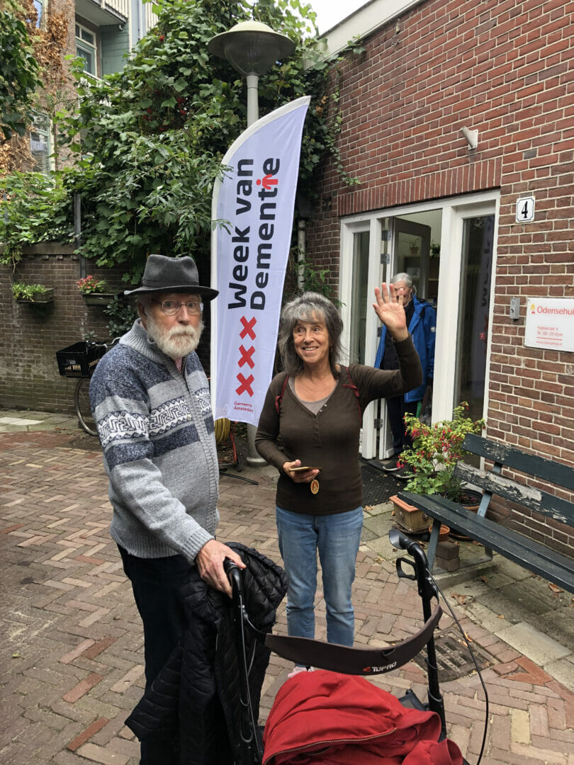 Henk en Rebecca met banier Week van Dementie